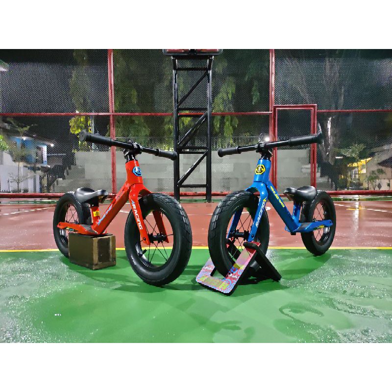skating start racing pushbike/balancebike blue colour