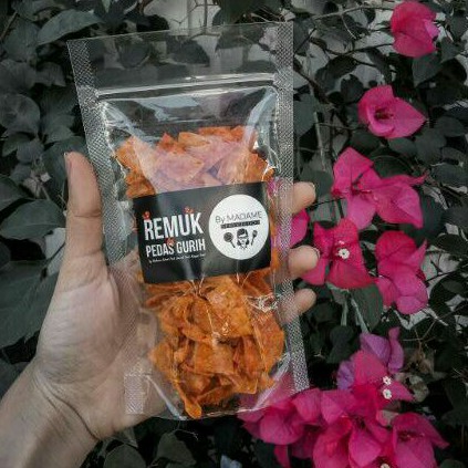 

keripik pangsit makaroni pedas/pedas gurih 50gr/camilan enak murah