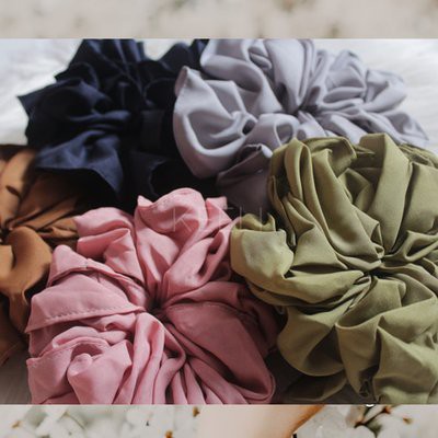 1 KG MUAT 25 PCS // SCRUNCHIE / KUCIR RAMBUT / Cepol Rambut) penambah volume hijab bahan Random
