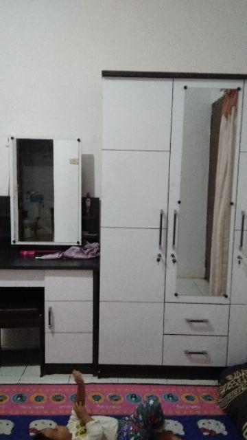 Lemari Pakaian 3 Pintu Laci Dan Meja Rias (paket )