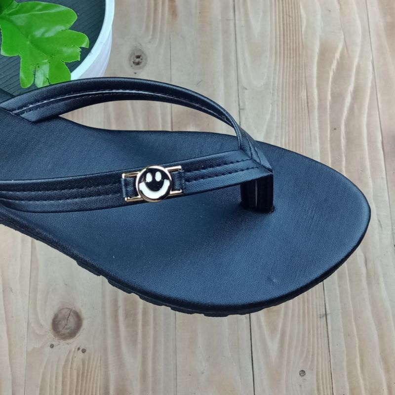 Sandal Teplek Variasi Smile Kekinian