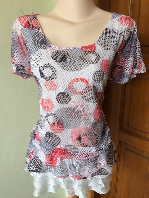 BAJU WANITA	ATASAN / BLOUSE / MODEL SABRINA	PUTIH BOLA MERAH HITAM