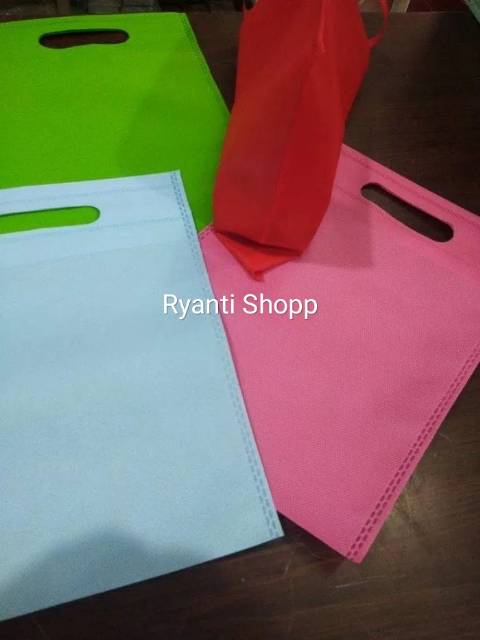 Tas Spunbond 75gsm model Plong/Oval uk25x35 cm / d cut /  spunbond / Plong / kain / press / kantong / Totebag / goodie / souvenir