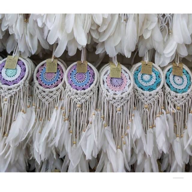 Dreamcatcher / rajut / macrame / 12cm / hiasan dinding / gantungan mobil / penangkap mimpi / bulu