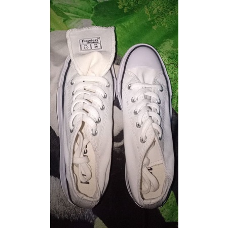 Sepatu merk Flawless