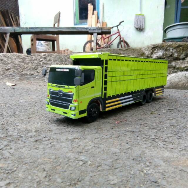 Miniatur truck HINO Tronton full bak