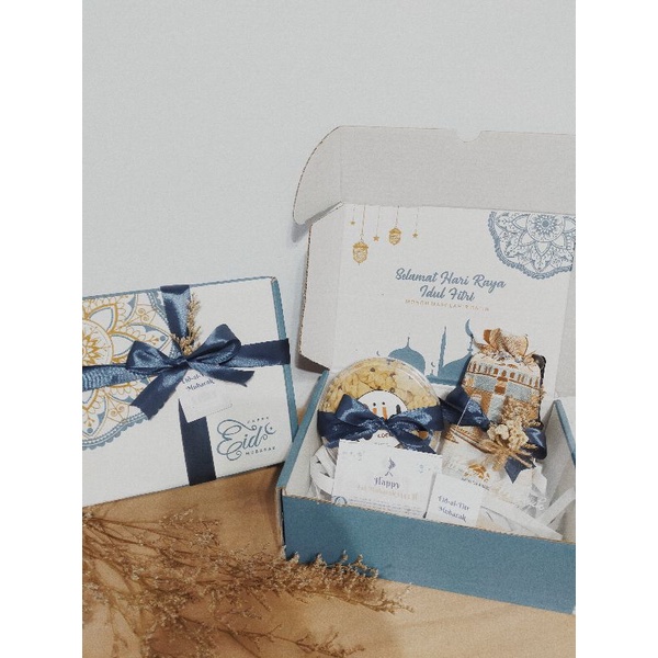 

Fitri Hampers ( Kue semprit premium + sajadah + dried flower acrylic)