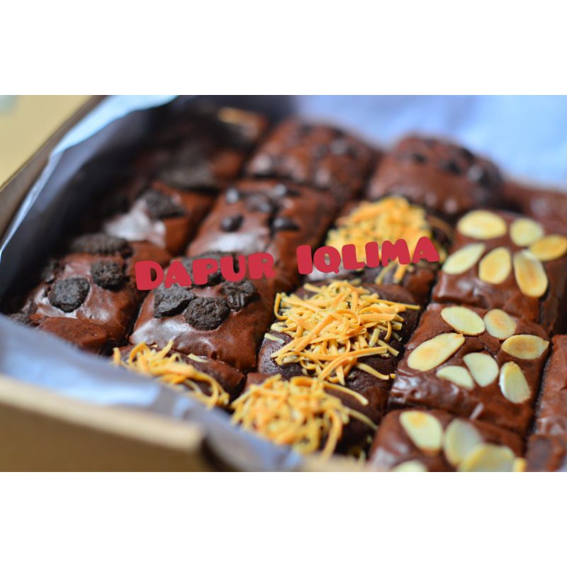 

Fudgy Brownies / Brownies Panggang Toping Loyang 20cm (Bisa Request Sekat / Tidak)