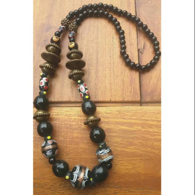 

kalung manik lukis