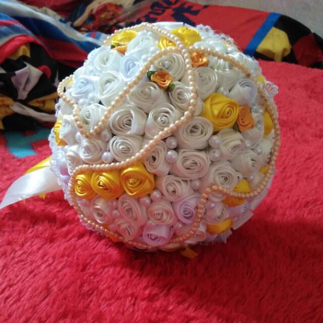 

Buket bunga pernikahan pengantin pita satin broken white, white, gold