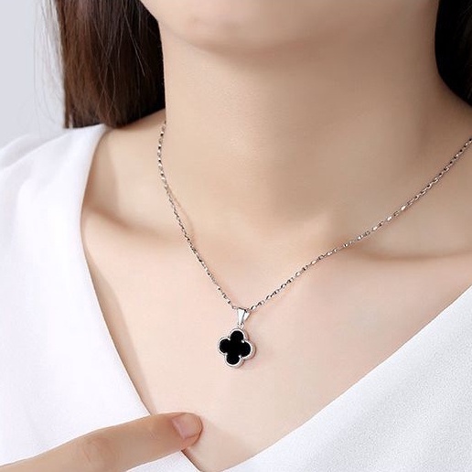 Kalung Rantai Pendek Dengan Liontin Clover Bahan Stainless Steel Untuk Wanita