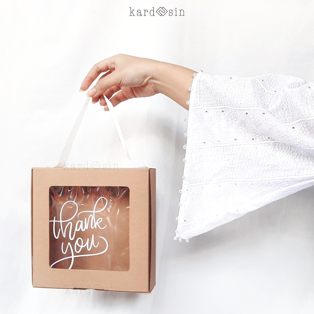 

WINDOW SLING BOX GABLE TENTENG JINJING TAS HANDLE TALI PITA HAPPY BIRTHDAY CONGRATS WISUDA THANKYOU KARDUS KOTAK PACKAGING PAKET KARTON HARD COKLAT PINK ULTAH BAJU PAKAIAN HIJAB WEDDING HADIAH GIFT KADO BINGKISAN HAMPERS SOUVENIR HANTARAN KEMASAN 20x20x5
