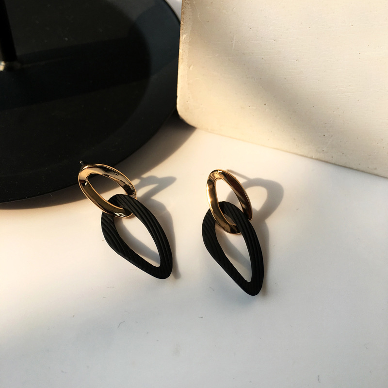 Anting Tusuk Gantung Panjang Desain Geometri Oval hollow Bahan Metal Warna Silver Gaya Korea