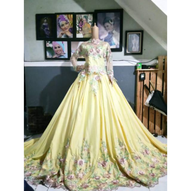 gaun pengantin mewah kuning ekor panjang lebar