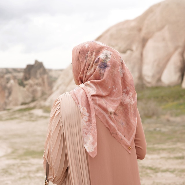 Buttonscarves sofya spice minor defect