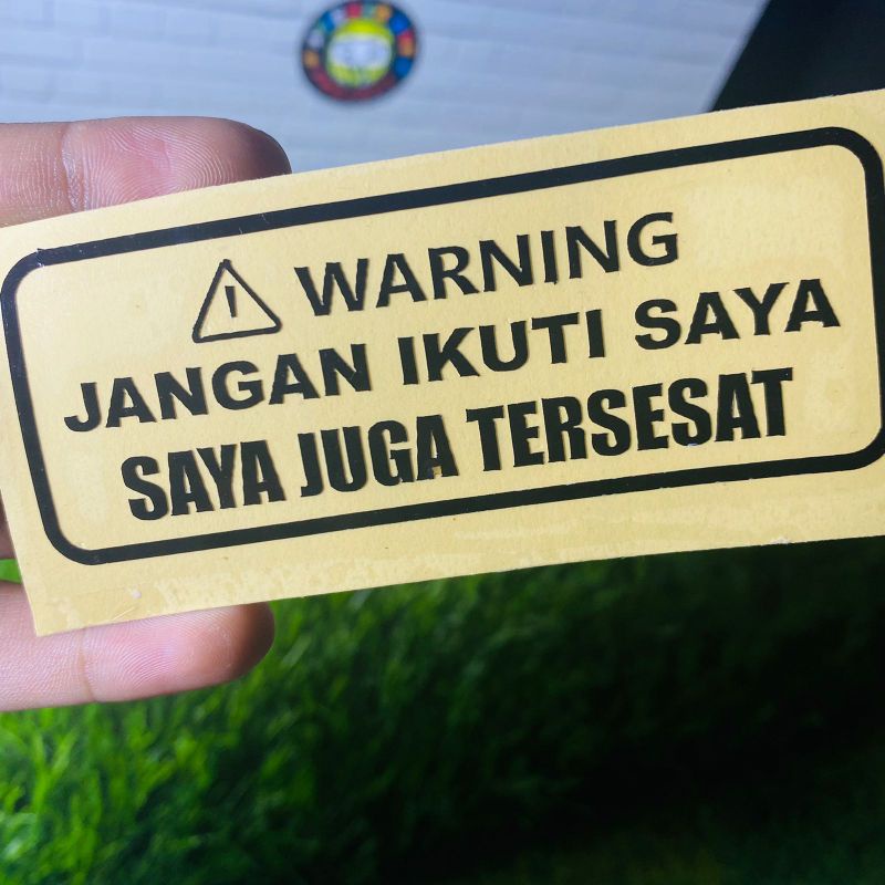 Sticker warning jangan ikuti saya SAYA JUGA TERSESAT cuting sticker motor helm