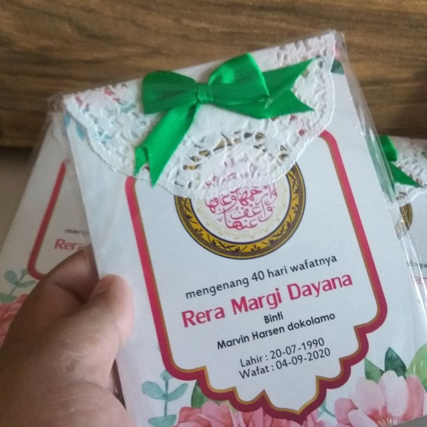 

Buku Yasin dan Tahlil 96 Page - Packaging ( Plastik Pita + Doilies )