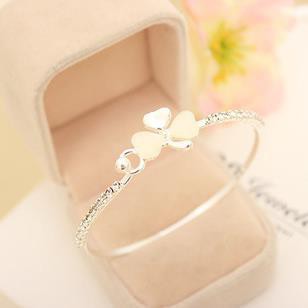 Gelang wanita bangle cantik imut lucu bentuk clover model korea terbaru diamond bagus untuk pesta