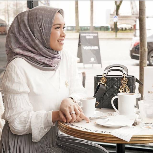 BACA DESKRIPSI Buttonscarves Hydrangea in Grise XL