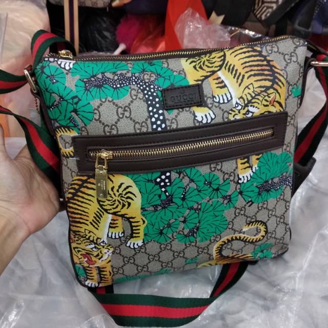 gucci tiger sling bag