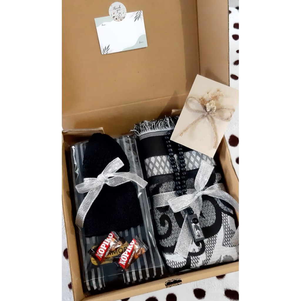 

Hampers Cowok Gift Box Kado cowok Sajadah Al Quran Peci Tasbih Ulang Tahun Wisuda