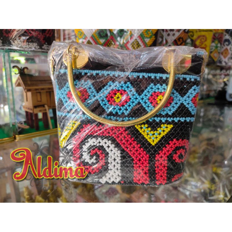 tas manik Dayak ukuran kecil