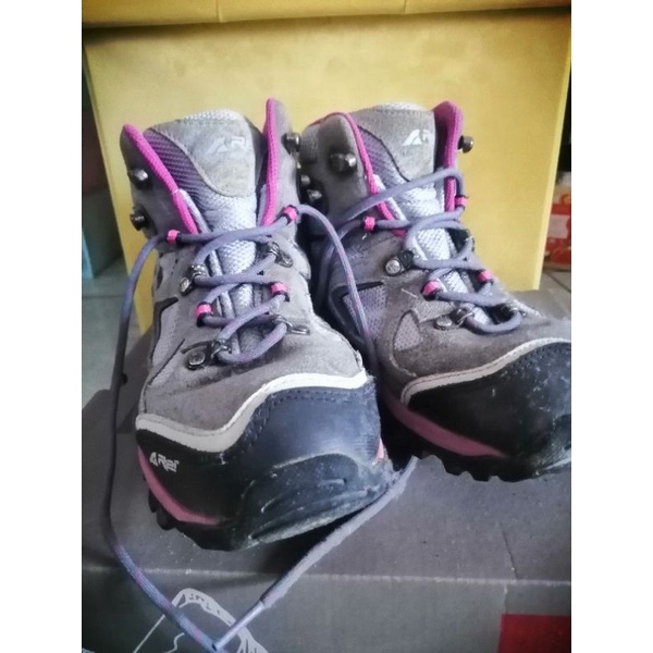 Prelove sepatu gunung wanita rei smithsonia pink