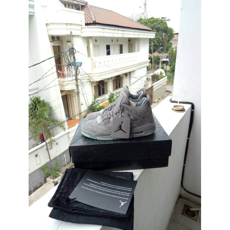 Nike Air Jordan 4 Retro x KAWS " Cool Grey "
Premium Original