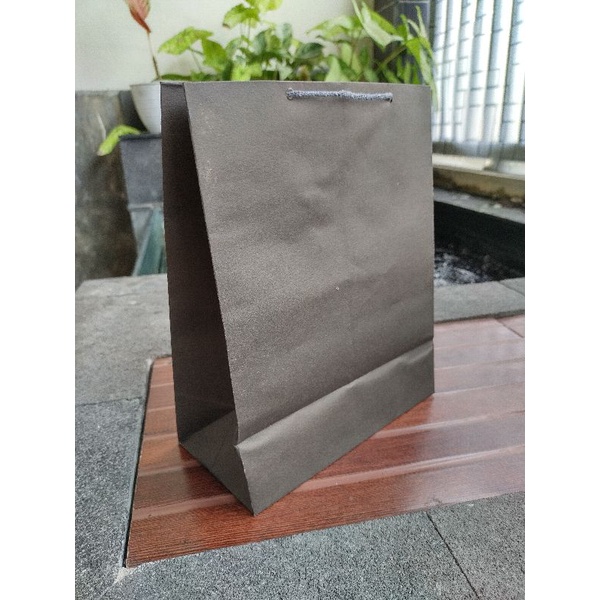 

PAPERBAG/ paper bag hitam polos R6 20x10x25 cocok untuk hajatan pernikahan