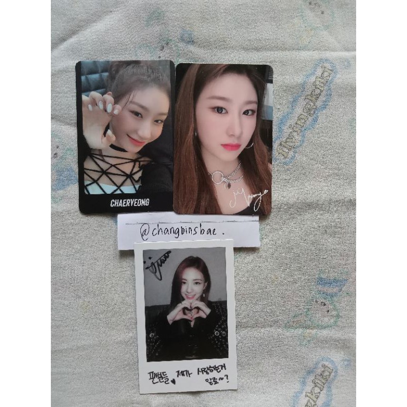 ITZY YUNA & CHAERYEONG SIGN