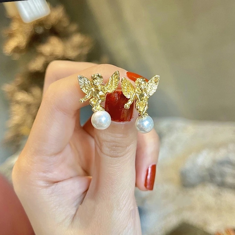 Anting Stud Desain Malaikat Cupid Aksen Mutiara Warna Emas Gaya Retro Perancis Untuk Wanita