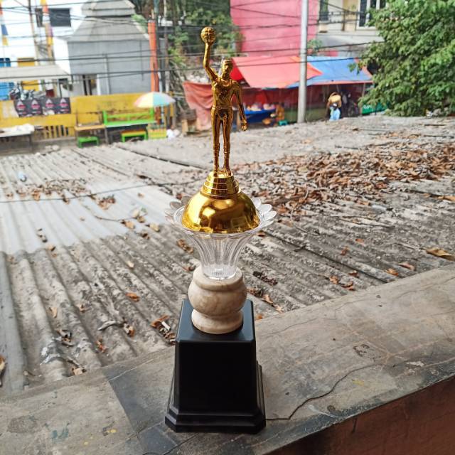 piala / trophy / tropi olah raga bola / futsal / badminton / basket / volley voli