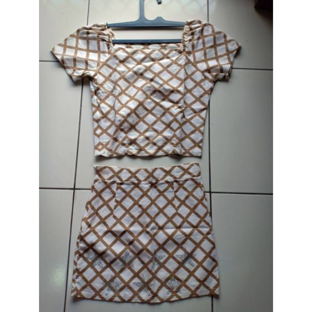 Satu set atasan dan rok preloved