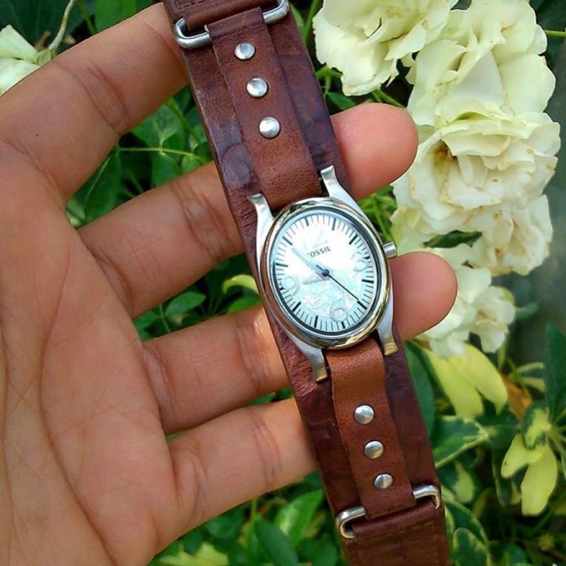 Jam tangan Fossil Gaban mini atau disebut juga Gaban Oval