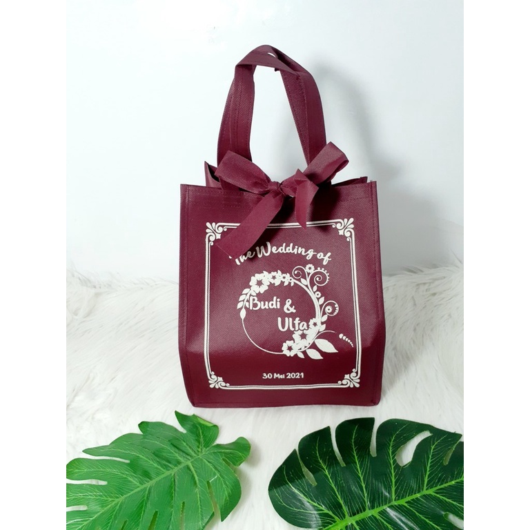 

Goodie Bag Hadiah Pernikahan Kotak Sablon Kombinasi Tali Pita Muat Box Nasi 20x20