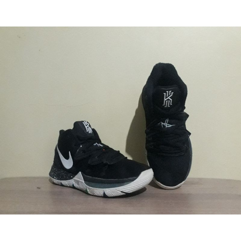 kyrie 5 black white