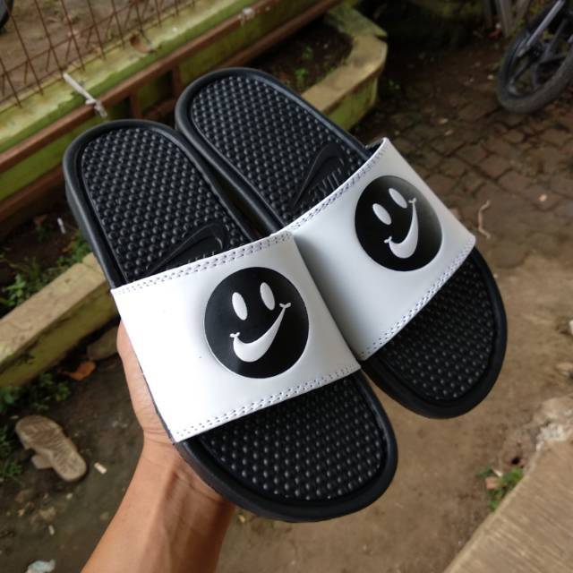 Sandal Nike Smile Slides, Sandal nike bennasi Swoosh Grade Ori, Sandal slop pria nike bennasi Slides