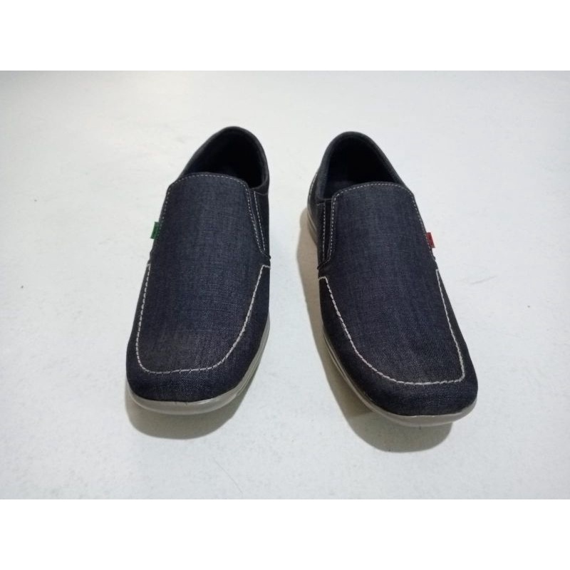 sepatu pria formal/casual.sepatu pantopel/sepatu santai pria canvas levis