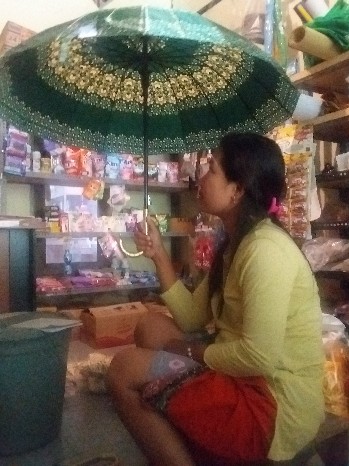 Payung Motif Bunga 16 Jari Bahan Saten Motif Kembang Handle Emas / Payung Dewasa / Payung Bunga