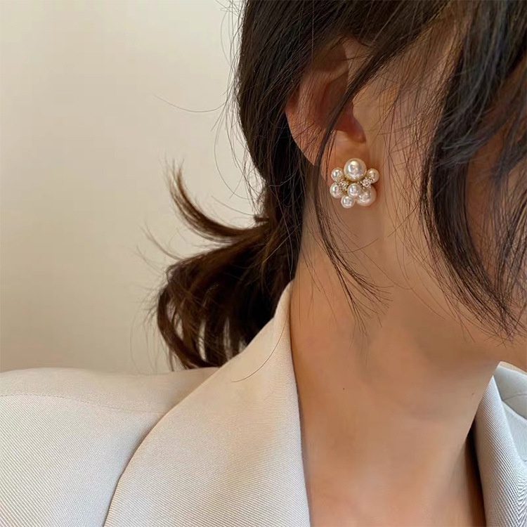 1 Pasang Anting Stud Desain Bunga Aksen Mutiara Berlian Gaya Vintage Korea Untuk Wanita