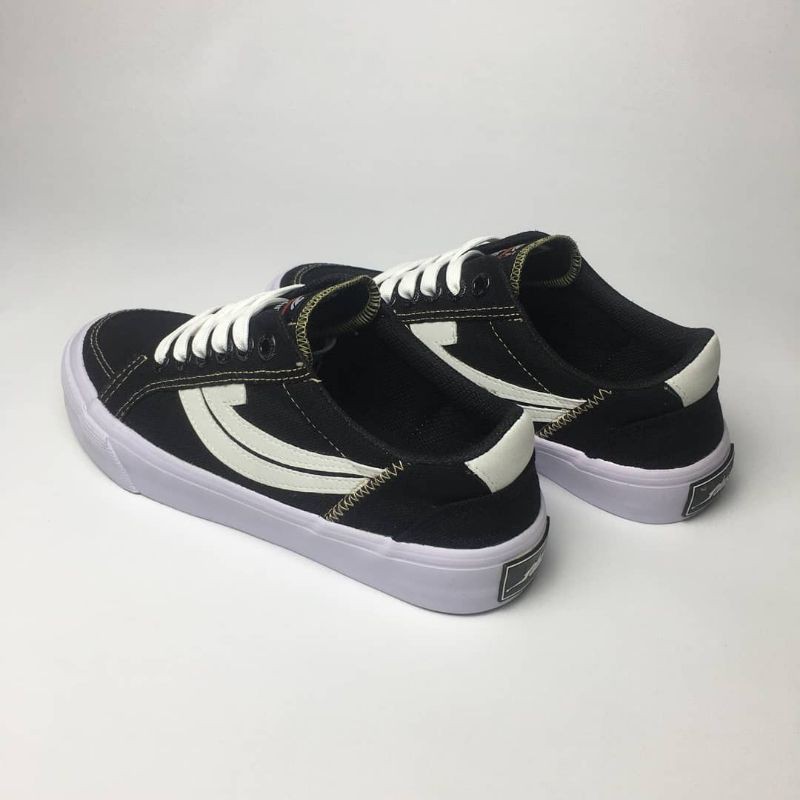 Sepatu Johnson Orion Black White Low Cut Original