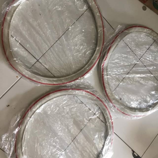 List ban 17 white wall 17 list merah