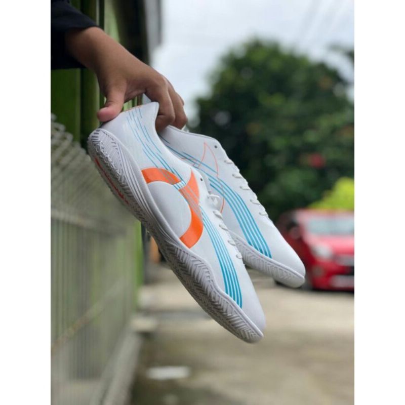 ortuseight horizon in white cyan size 39-44