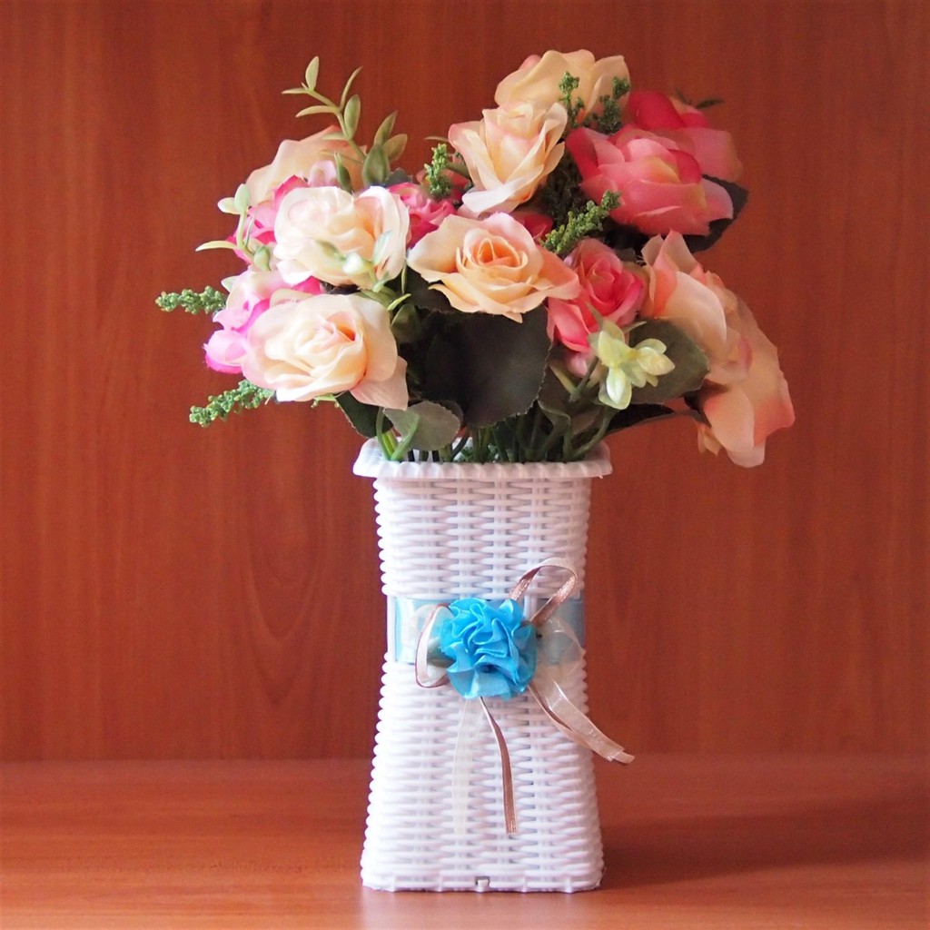 Bunga Pajangan Bunga Artifisial Bunga Hiasan Bunga Mawar Sedang Pot Rotan Plastik