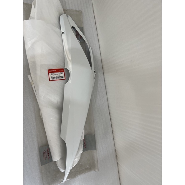Sambungan Box Cover Body Belakang Kiri HONDA Supra X 125 Old Batman Putih ORIGINAL 64420-KTM-850FMX 