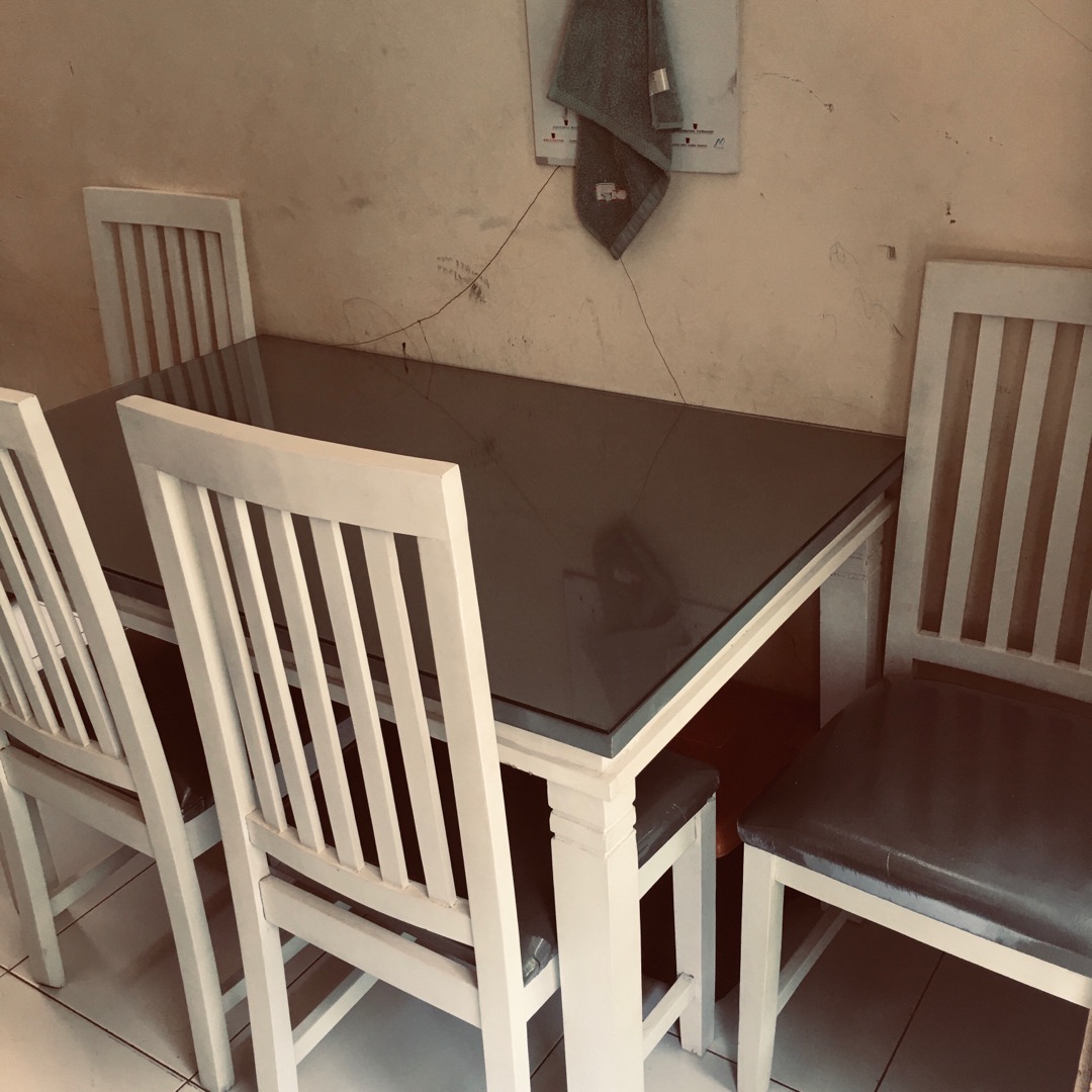 Meja Makan 4 Kursi Kayu Mahoni Dengan Kaca Bening 5 Mm