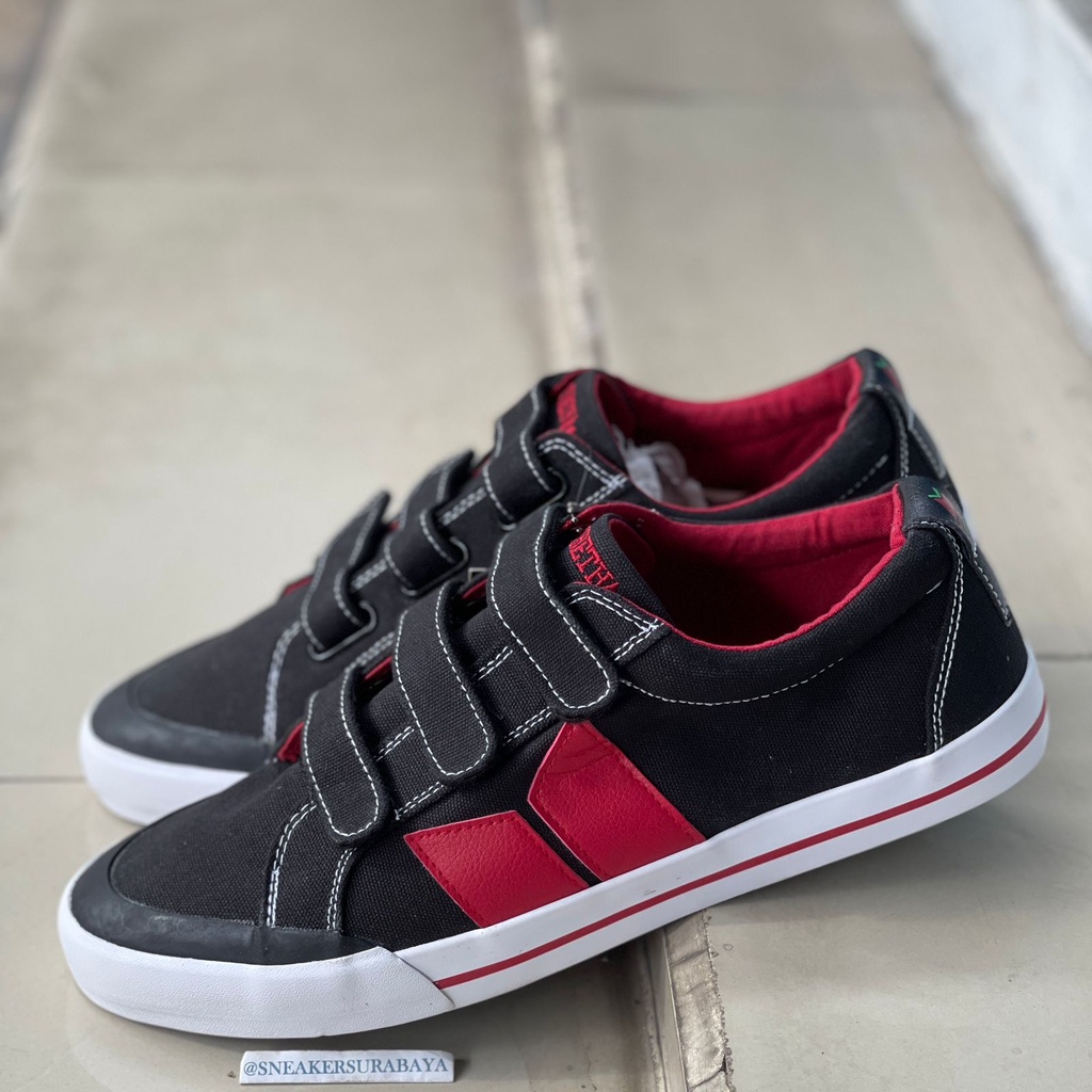 Macbeth Eliot Velcro Black Muted Red