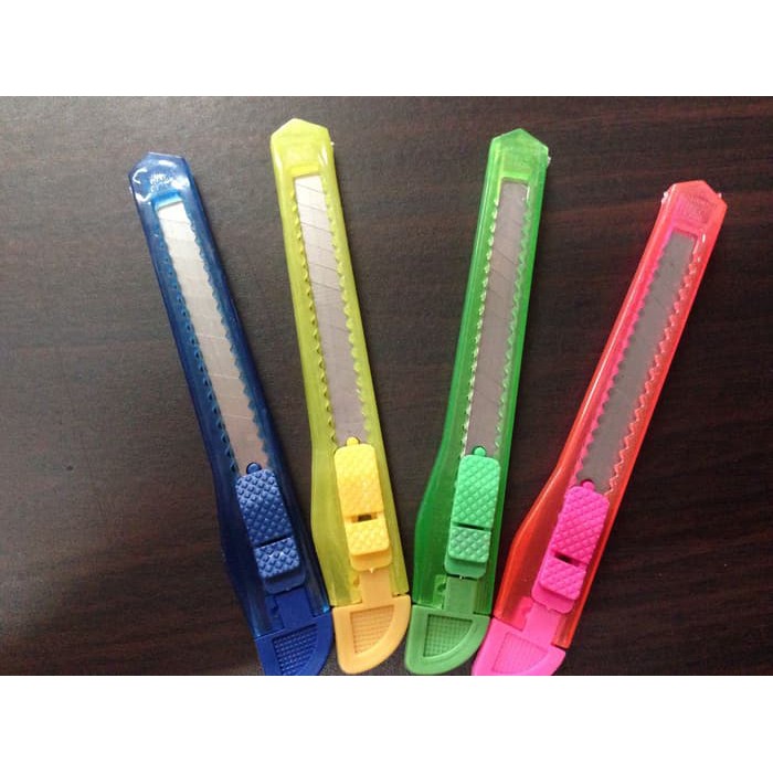 

Pisau Cutter Potong Kertas Serbaguna Plastik Bening Aneka Warna Murah Besar / Kecil