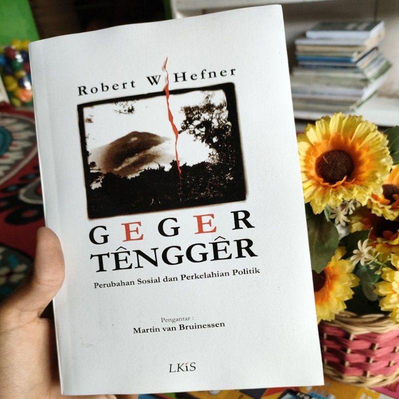 ready Geger Tengger karya Robert Hefner