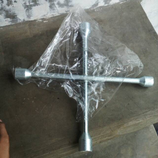 Kunci roda palang mobil